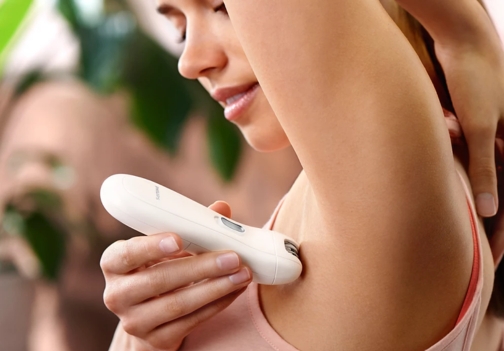 Philips BRP506/00 je priročen in ergonomsko oblikovan depilator. Priložen ima mini depilator in pinceto za odstranjevanje dlak na občutljivih predelih.