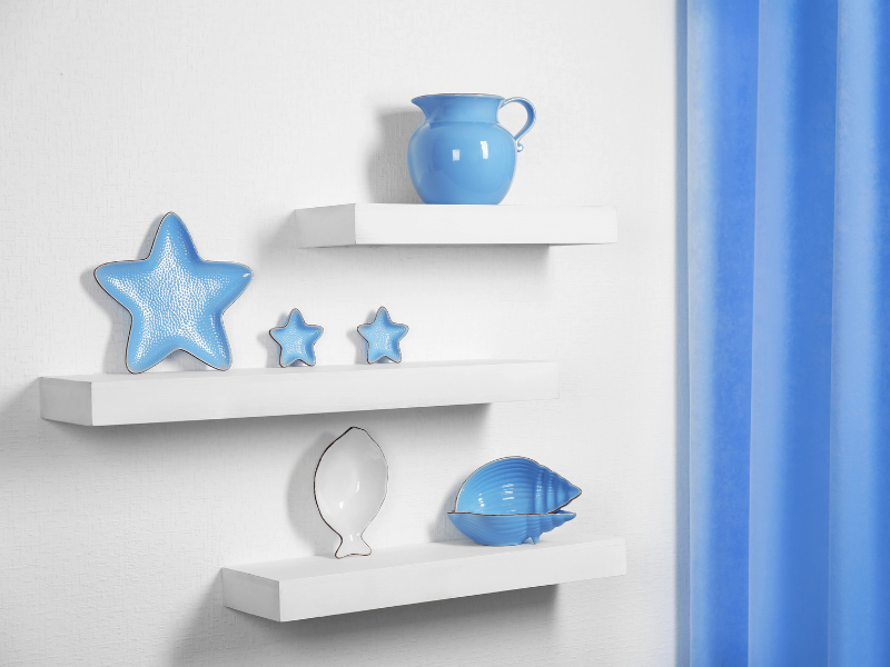 Modri in turkizni odtenki posnemajo barve morja in neba. Modri in turkizni odtenki posnemajo barve morja in neba.