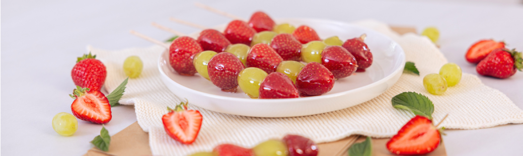 Japonski Tanghulu z jagodami in grozdjem