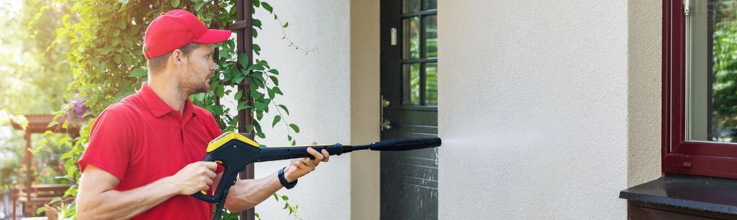 Čiščenje fasade: kako odstraniti madeže, mah in umazanijo brez škode