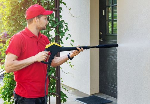 Čiščenje fasade: kako odstraniti madeže, mah in umazanijo brez škode