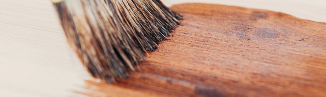 Barvanje lesa: kako do lepega rezultata brez luščenja in madežev