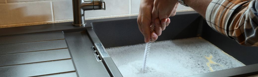 Čiščenje odtokov: kako varno in hitro odmašiti odtok