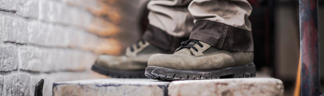 Delovna obutev: kako izbrati čevlje, ki vas varujejo in podpirajo pri delu