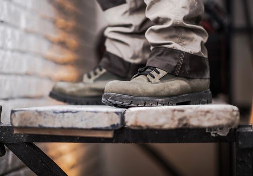 Delovna obutev: kako izbrati čevlje, ki vas varujejo in podpirajo pri delu