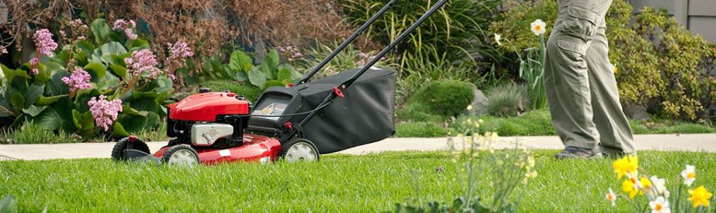 Košnja trave z vrtno kosilnico