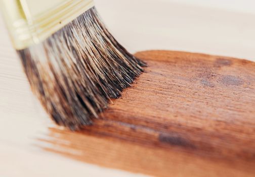 Barvanje lesa: kako do lepega rezultata brez lu&scaron;čenja in madežev