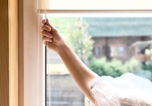 Rolo zavese: kako izbrati prave roloje za dnevno sobo, spalnico in kuhinjo