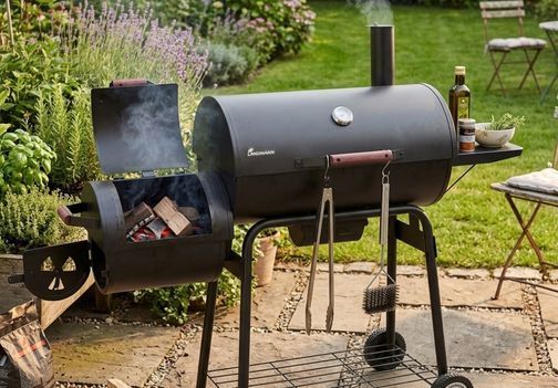 Smoker: kako začeti z dimljenjem in izbrati pravi način peke