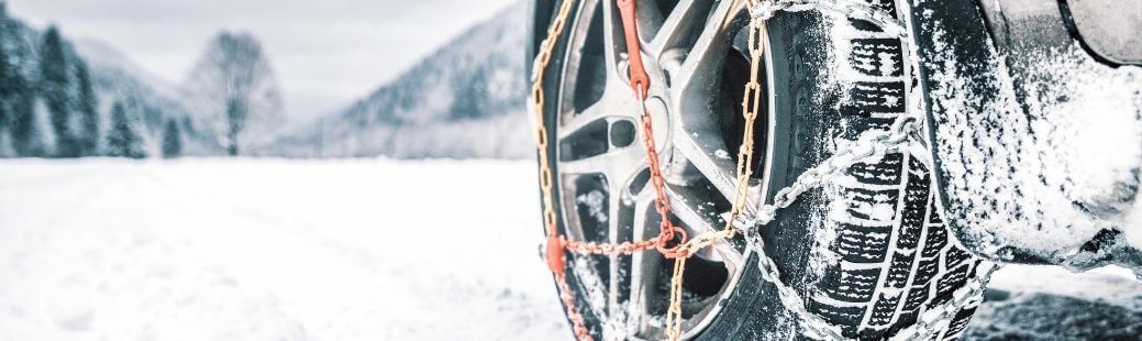 Snežne verige: kako izbrati prave, jih pravilno namestiti in voziti varno