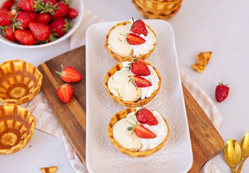 Vaflji s sladoledom, smetano in jagodami