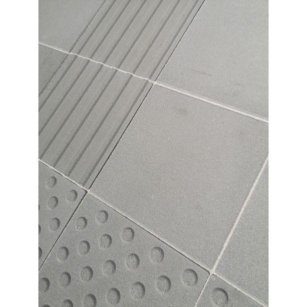 BETONSKA PLOŠČA OBLAK GROUP 30X30X8 CM - ČEPASTA CEMENTNO SIVA