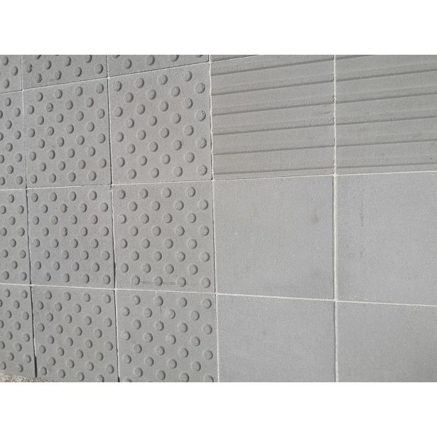 BETONSKA PLOŠČA OBLAK GROUP 30X30X8 CM - ČEPASTA CEMENTNO SIVA