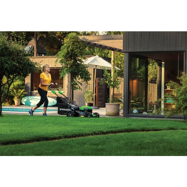 AKUMULATORSKA KOSILNICA GREENWORKS 40V 46 CM SAMOHODNA Z BATERIJO IN POLNILNIKOM