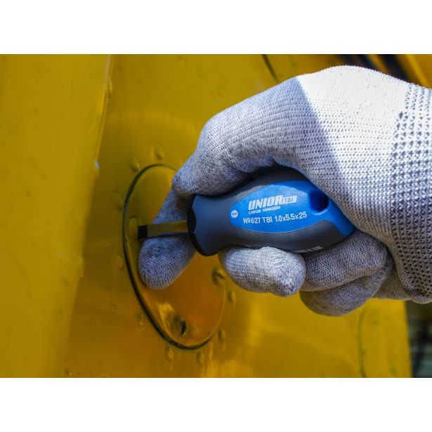 KRATKI PLOŠČATI IZVIJAČ UNIOR 4.0X25 MM TBI ROČAJ ART. 627TBI