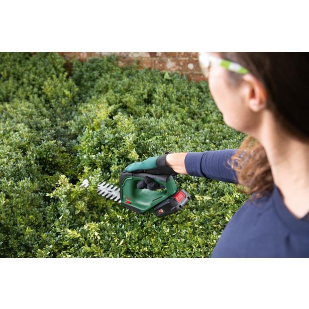 AKUM. ŠKARJE ZA TRAVO,GRM BOSCH ADVANCEDSHEAR 18V 2AH Z BATERIJO IN POLNILNIKOM