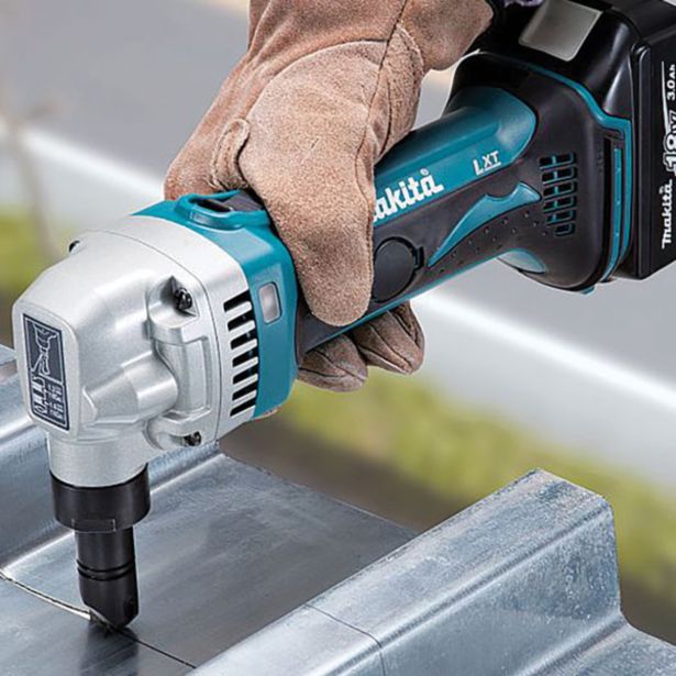 AKUMULATORSKI PREBIJALNIK MAKITA DJN161RFJ