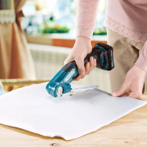 AKUMULATORSKI VEČNAMENSKI REZALNIK MAKITA CP100DWA