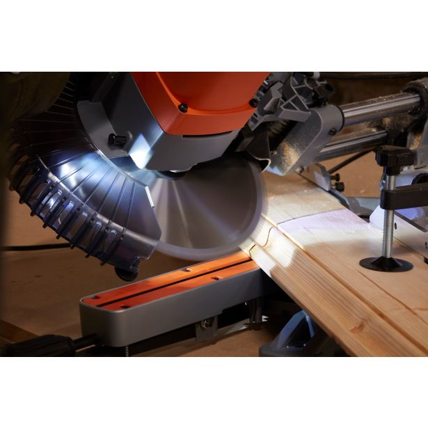 KROŽNA NAMIZNA ŽAGA BLACK & DECKER BES700