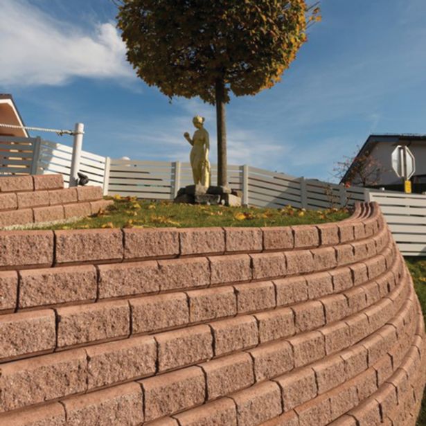 BETONSKI IZDELEK KOGRAD ŠKARPNIK CEPLJEN RJAV 25X25X12.5