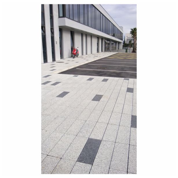 BETONSKI TLAKOVEC OBLAK GROUP FERRARA 52X20X8 CM BEL