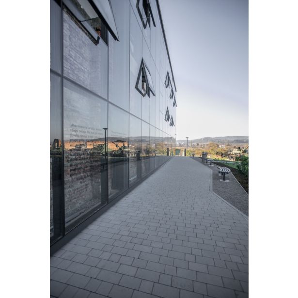 BETONSKI TLAKOVEC SEMMELROCK DOMINO 30/15/5, 25/15/5 SIVA KOMBINIRANA OBLIKA