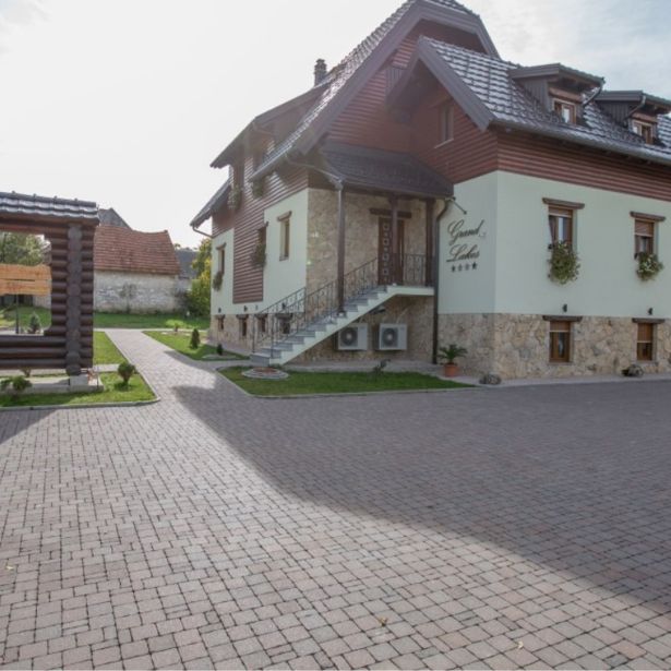 BETONSKI TLAKOVEC SEMMELROCK CASTELLO ANTICO 18.7/12.5/6 CM RJAVONIAN.