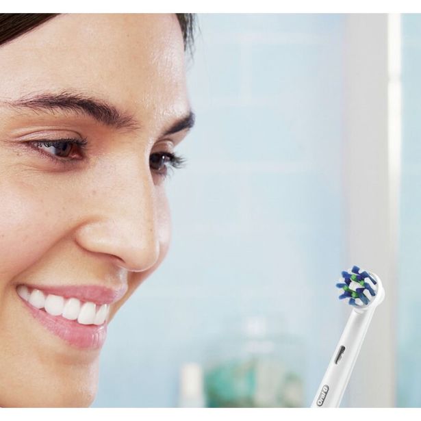 ELEKTRIČNA ZOBNA ŠČETKA ORAL-B PRO1 ČRNA + ETUI