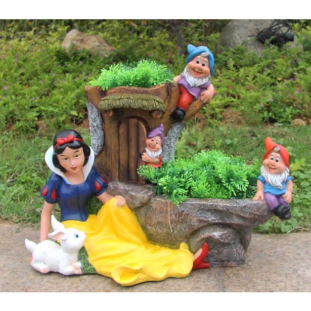 FIGURA, OKRASNA SNEGULJČICA IN PALČKI Z LONCEM ZA ROŽE V 44 CM