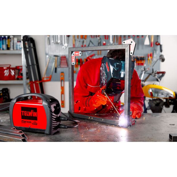 INVERTERSKI VARILNIK TELWIN FORCE 145 + SET