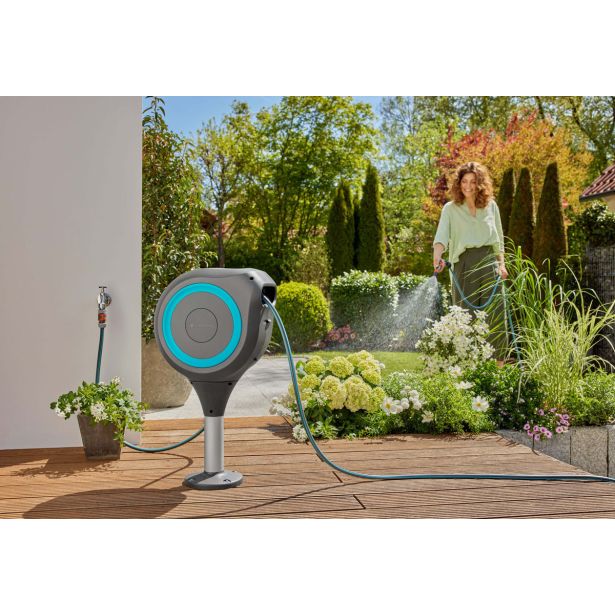 GARNITURA ZA ZALIVANJE GARDENA NOSILEC ZA CEV NA TERASI ROLL-UP M