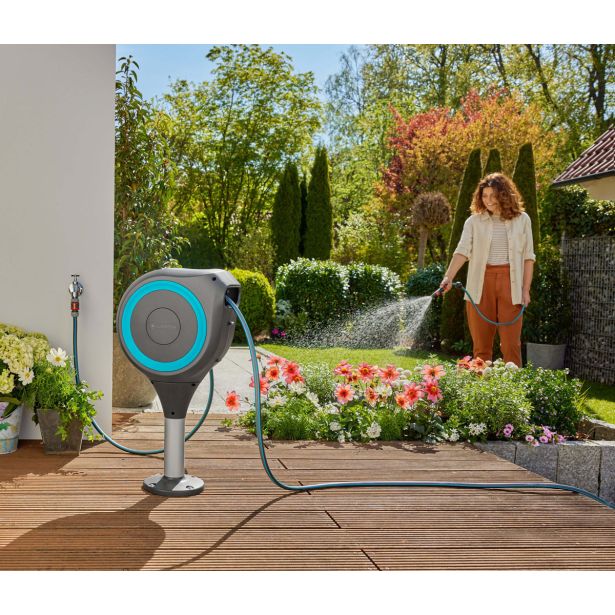 GARNITURA ZA ZALIVANJE GARDENA NOSILEC ZA CEV NA TERASI ROLL-UP S