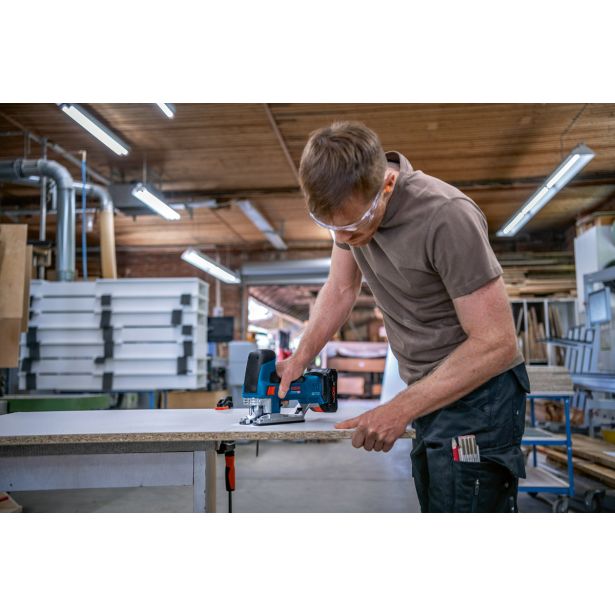 AKUMULAT. VBODNA ŽAGA BOSCH PROFESSIONAL GST 18V-155 SC