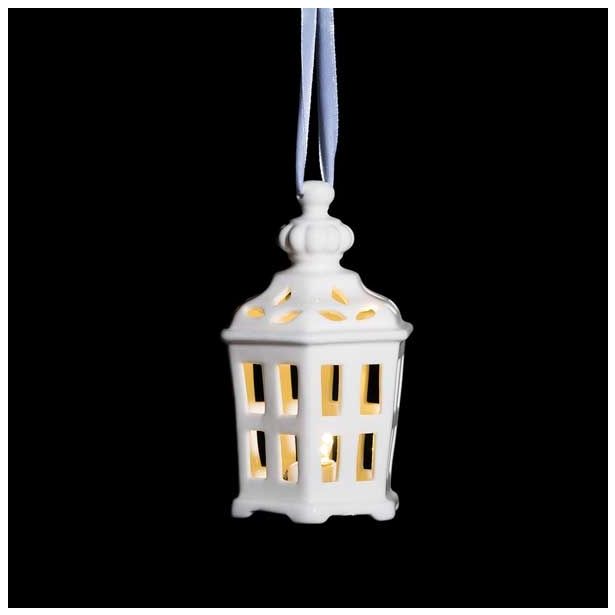 OKRASEK ZA JELKO GLOSSTYLE HIŠICA 11 CM BELE BARVE Z LED LUČKO