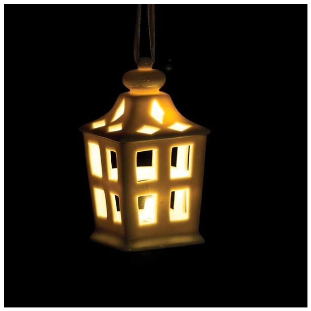 OKRASEK ZA JELKO GLOSSTYLE HIŠICA 11 CM BELE BARVE Z LED LUČKO