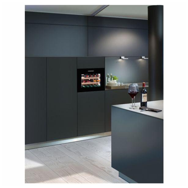 HLADILNA VITRINA LIEBHERR WKEGB 582 VGRADNA