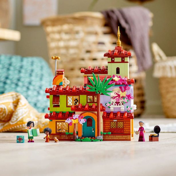 KOCKE LEGO DISNEY PRINCESS HIŠA MADRIGAL 43202