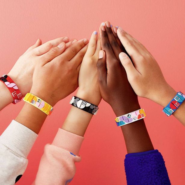 KOCKE LEGO DOTS MEGA PAKET ZAPESTNIC MIKI IN PRIJATELJI 41947