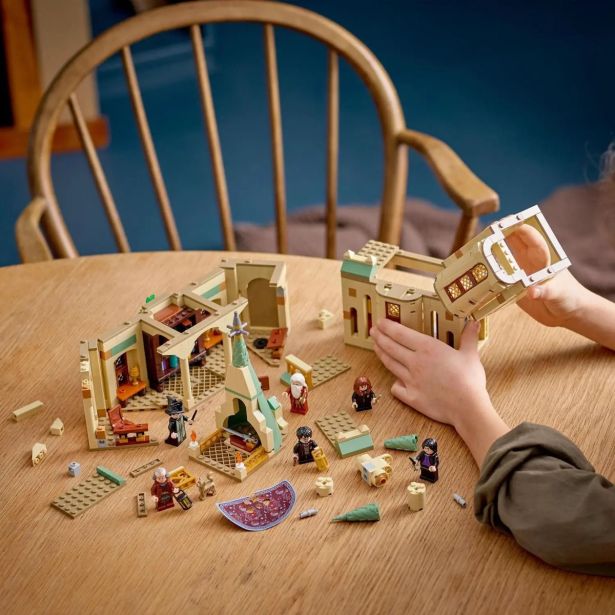 KOCKE LEGO HARRY POTTER BRADAVIČARKA DUMBLEDOR. PISARNA