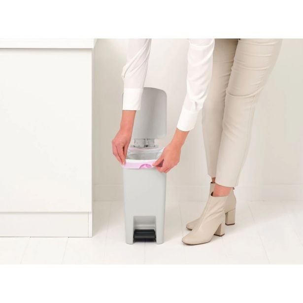 KOŠ ZA SMETI BRABANTIA STEPUP 10 L SVETLO SIV