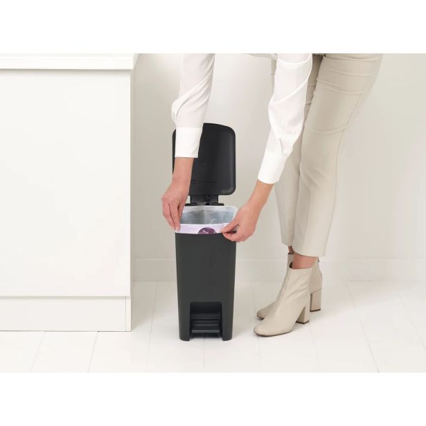 KOŠ ZA SMETI BRABANTIA STEPUP 10 L TEMNO SIV