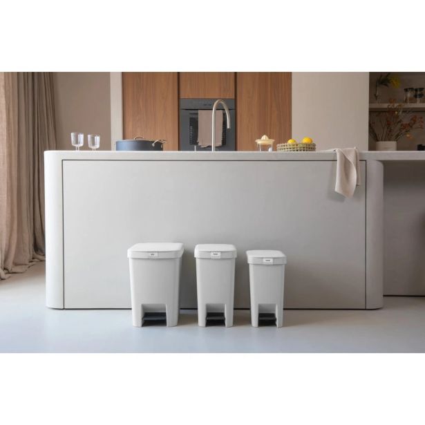 KOŠ ZA SMETI BRABANTIA STEPUP 16 L SVETLO SIV