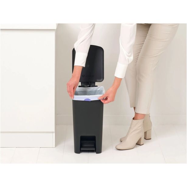 KOŠ ZA SMETI BRABANTIA STEPUP 16 L TEMNO SIV