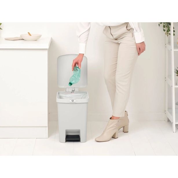 KOŠ ZA SMETI BRABANTIA STEPUP 25 L SVETLO SIV