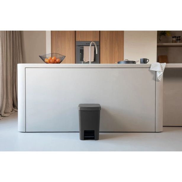 KOŠ ZA SMETI BRABANTIA STEPUP 25 L TEMNO SIV