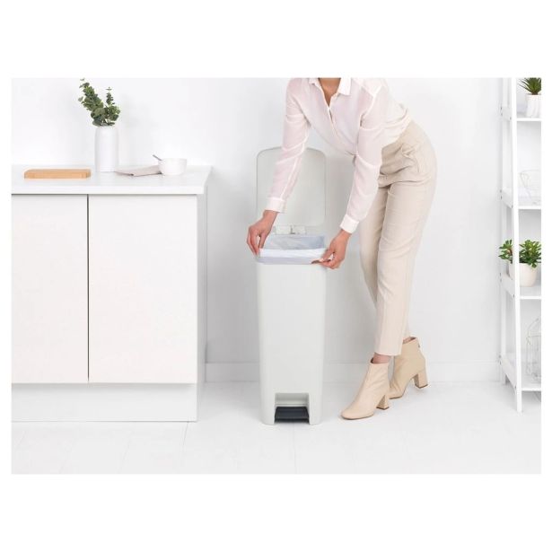 KOŠ ZA SMETI BRABANTIA STEPUP 40 L SVETLO SIV