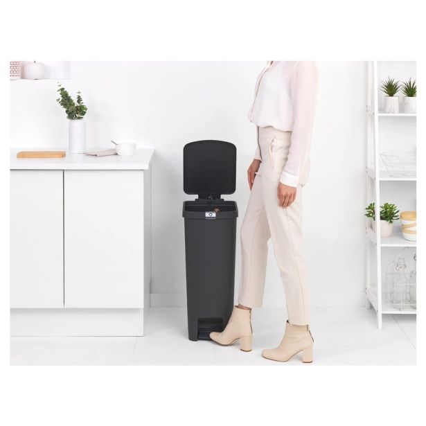 KOŠ ZA SMETI BRABANTIA STEPUP 40 L TEMNO SIV