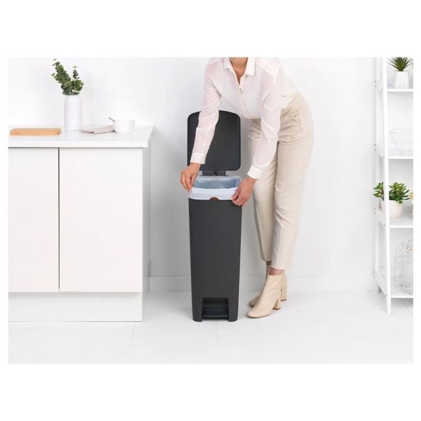 KOŠ ZA SMETI BRABANTIA STEPUP 40 L TEMNO SIV