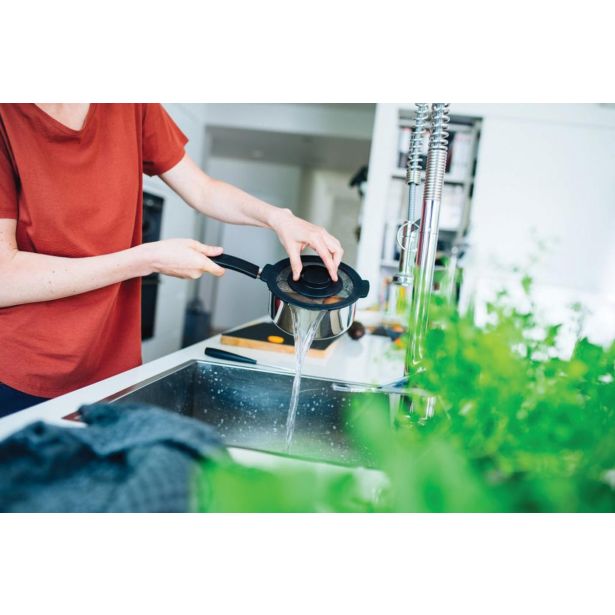 FISKARS FUNCTIONAL FORM KOZICA S POKROVKO 1,5 L