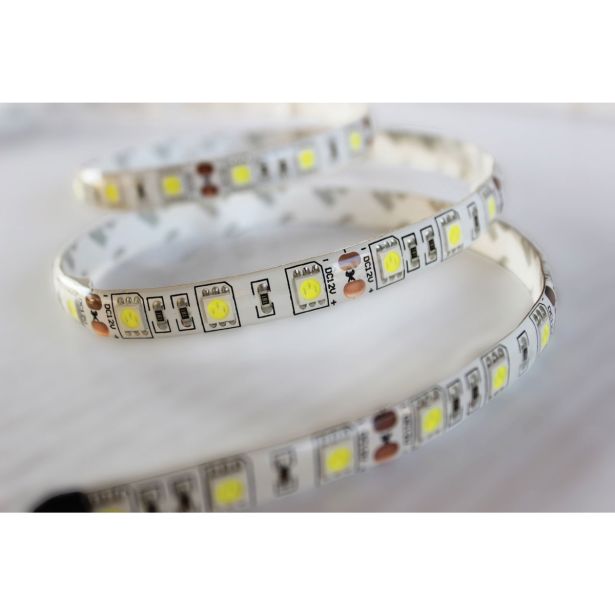 LED TRAK COMMEL SMD 5050 BEL 3M 43.2W NAPAJALNIK 3A SAMOL. IP65